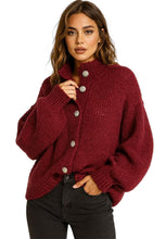 Laden Sie das Bild in den Galerie-Viewer, Oversize Strickjacke mit Knöpfen