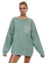 Laden Sie das Bild in den Galerie-Viewer, Sweatshirt Oversized- Good Vibes Only