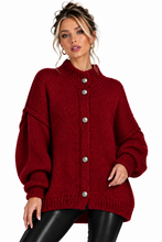 Laden Sie das Bild in den Galerie-Viewer, Oversize Strickjacke mit Knöpfen