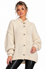 Laden Sie das Bild in den Galerie-Viewer, Oversize Strickjacke mit Knöpfen