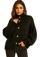 Laden Sie das Bild in den Galerie-Viewer, Oversize Strickjacke mit Knöpfen