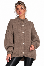 Laden Sie das Bild in den Galerie-Viewer, Oversize Strickjacke mit Knöpfen