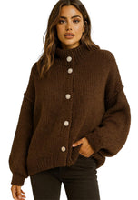 Laden Sie das Bild in den Galerie-Viewer, Oversize Strickjacke mit Knöpfen