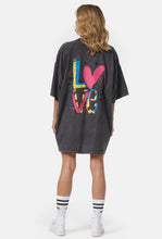 Laden Sie das Bild in den Galerie-Viewer, Oversize T-Shirt LOVE