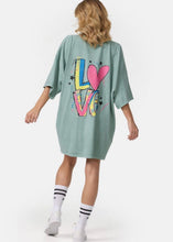 Laden Sie das Bild in den Galerie-Viewer, Oversize T-Shirt LOVE