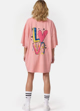 Laden Sie das Bild in den Galerie-Viewer, Oversize T-Shirt LOVE