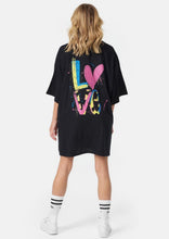 Laden Sie das Bild in den Galerie-Viewer, Oversize T-Shirt LOVE