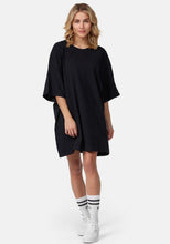 Laden Sie das Bild in den Galerie-Viewer, Oversize T-Shirt LOVE