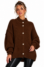 Laden Sie das Bild in den Galerie-Viewer, Oversize Strickjacke mit Knöpfen
